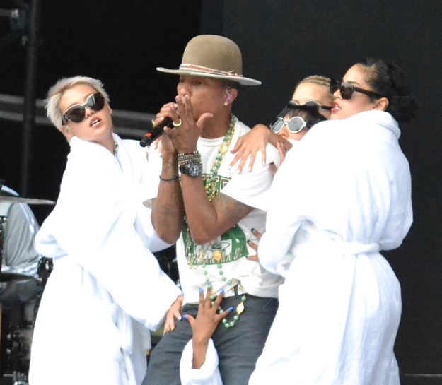 Pharrell Williams and Dnacers-001