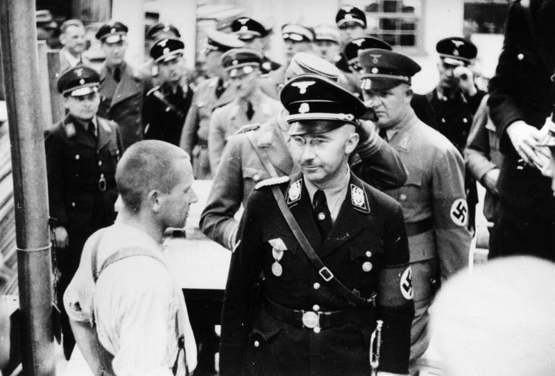Himmler-at-Dachau-in-1936-800x543